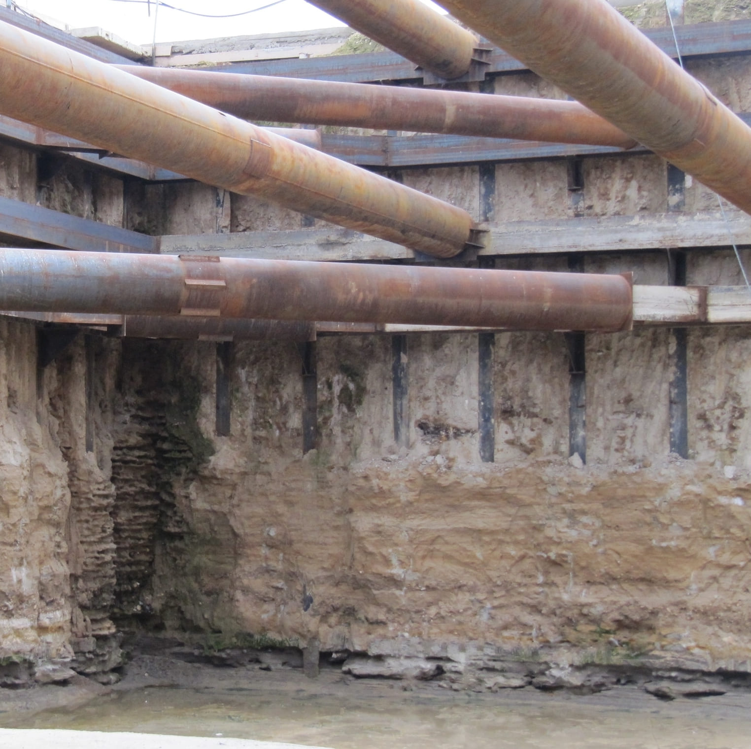 Ограждающие конструкции котлована: безопасность и эффективность строительных работ